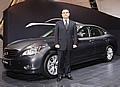 Carlos Ghosn, Präsident und Chief Executive Officer der Nissan Motor Co., Ltd., am Infiniti M35 HYBRID 